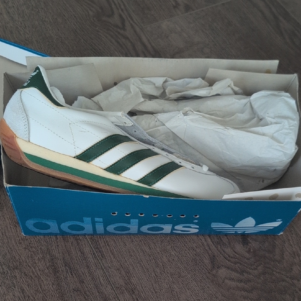adidas Men’s White Sneaker with Green Three-Stripes NIB